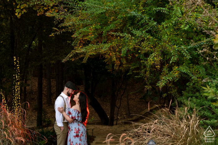 Houston Couple posant dans la forêt pour leur engagement Portrait