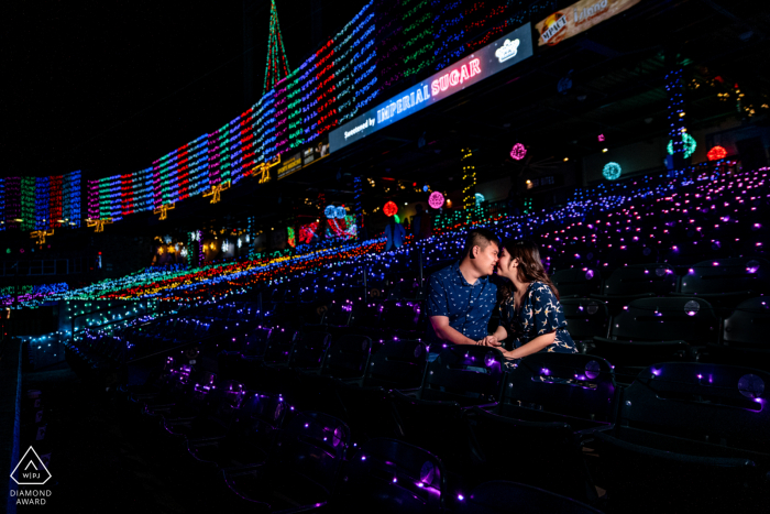 Sugarland, TX Portrait de couple fiancé | OCF a éclairé une photo la nuit