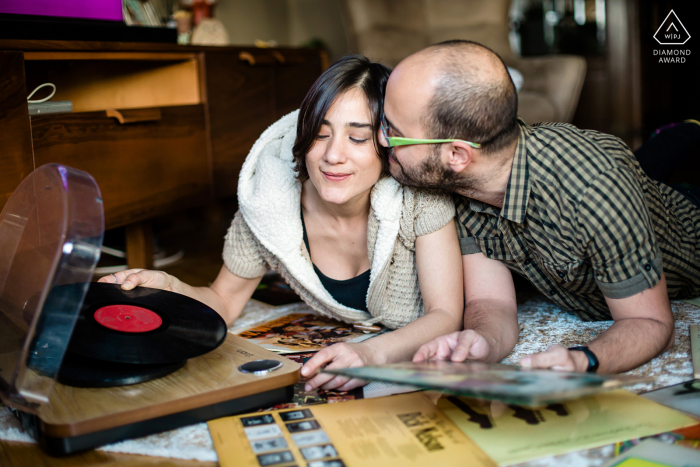 Casal de Istambul curtindo um tempo juntos e tocando discos de vinil durante a sessão de fotos de noivado.