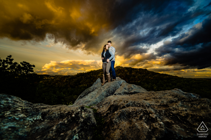 Fotógrafo: "Esta formação rochosa é a base deste parque e o céu sempre tem algumas cores incríveis em torno do pôr do sol. Meu assistente segurou um flash para ajudar a iluminar o casal para que eu pudesse escurecer o resto da cena e puxar o drama do céu."