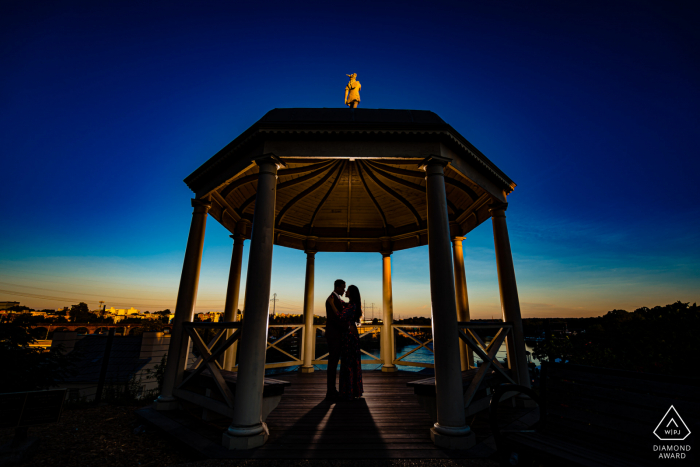 Fotógrafo: "Este gazebo fica na parte de trás do Museu de Arte e tivemos sorte com algumas ótimas cores no céu naquela manhã. Usei um flash atrás do casal para dar-lhes uma leve luz de contorno para que se destacassem contra o fundo.