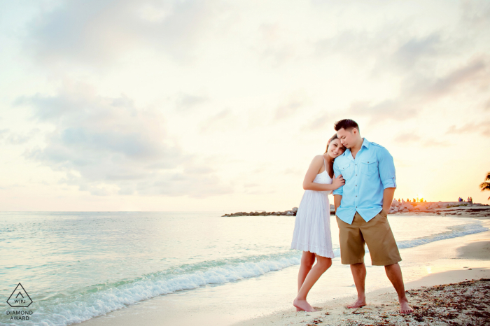 Prise de vue de la plage de Key West - Romance au bord de l'océan dans l'eau et le sable