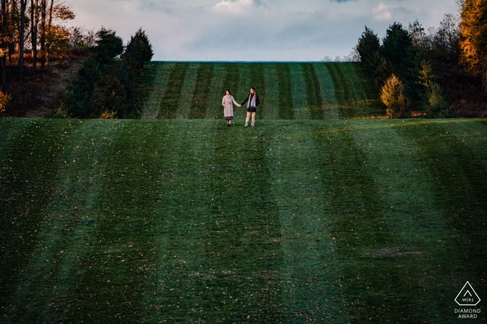 Castle Hill on the Crane Estate: fotografía de una pareja caminando en el patio