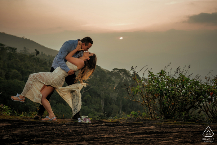 e-Session with a couple dipping at sunset from the top of a mountain Santa Teresa - ES - Brazil e-Session with a couple dipping at sunset.