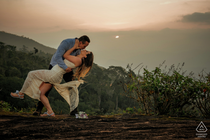 Santa Teresa – ES – Brasilien E-Session mit einem Paar beim Schwimmen bei Sonnenuntergang.