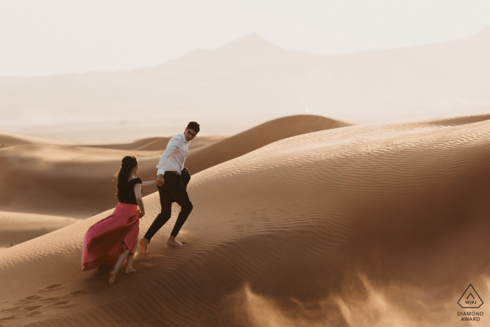 Imagen del desierto de Maleiha, Dubai - Pareja comprometida explorando el desierto