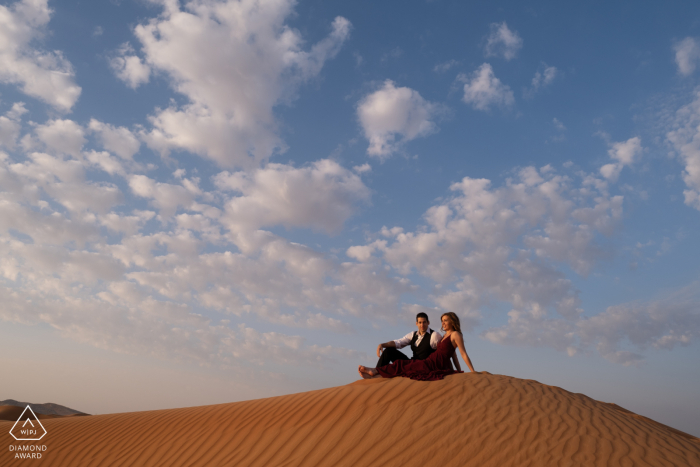 Retratos de parejas del desierto - Fossil Rock, Dubai Desert Pre Wedding Shot en la arena