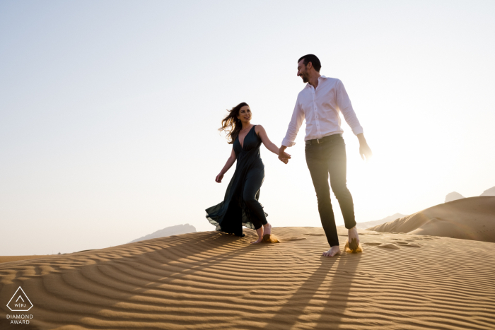 Maleiha Wüste, Dubai vor der Hochzeit Bilder - Dune Wandering Paar