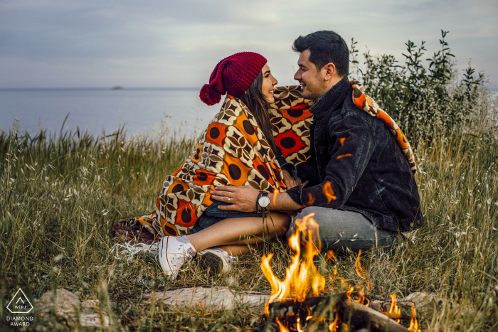 Retrato de pareja de Mersin y fogata durante la sesión de compromiso