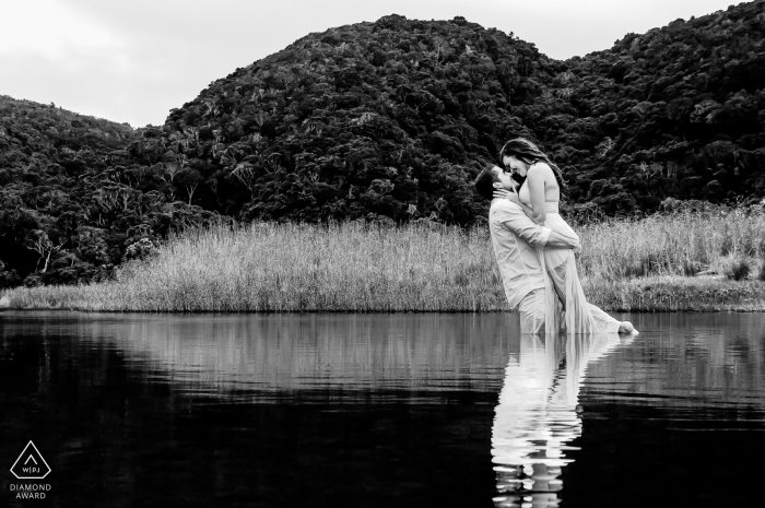 Verlobungspaarsitzung | Knoetzie Beach, Knysna - Gegen Ende des Fotoshootings machte es dem Paar nichts aus, nass zu werden, und wir hatten Spaß daran, diesen Grease-Filmmoment nachzubilden.