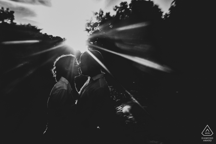 Fotografia di fidanzamento | Majic Forest, Cape Town - Mentre il sole tramontava tra gli alberi, vidi questi splendidi raggi di sole e decisi di fare qualcosa di creativo.