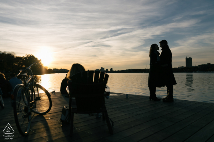 Sessão de fotos de noivado de casal | Boston, MA, calçadão, pôr do sol, tiro