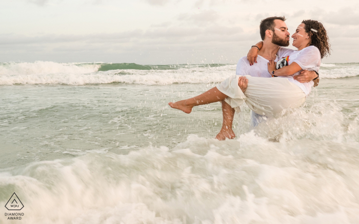 Couple Engagement Photo Session at the beach with a submerged splash Couple Engagement Photo Session | Frances Beach, Alagoas splash!