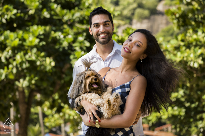 Urca, Praia Vermelha Engagement Photo | Yes! The family dog ​​was present at this couple's engagement session! 