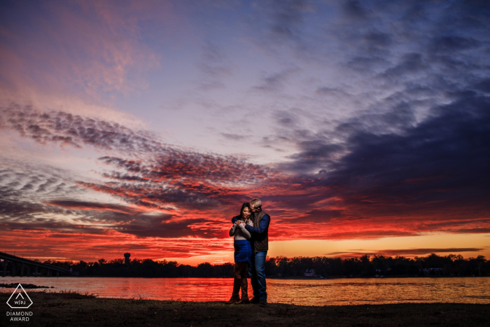 Séance de couple engagé | Jonas Green Park, Annapolis, MD - photo de coucher de soleil Firey à Annapolis, MD, éclairé avec softbox