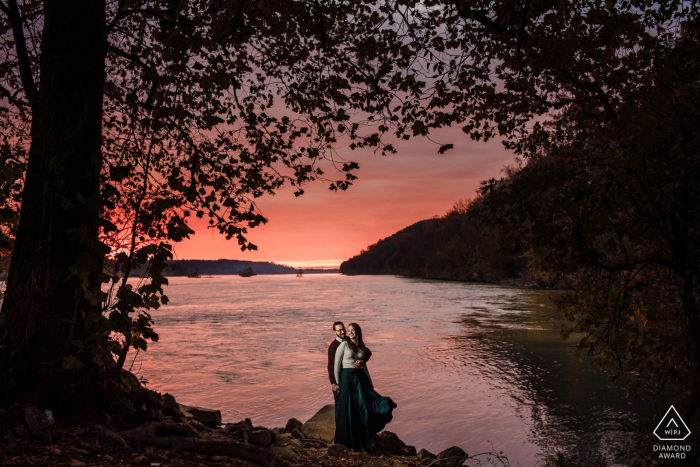 Séance de photographie d'engagement au parc Susquehanna, Havre de Grace, MD - Lever de soleil sur l'eau à Havre de Grace Maryland. Allumé avec softbox.