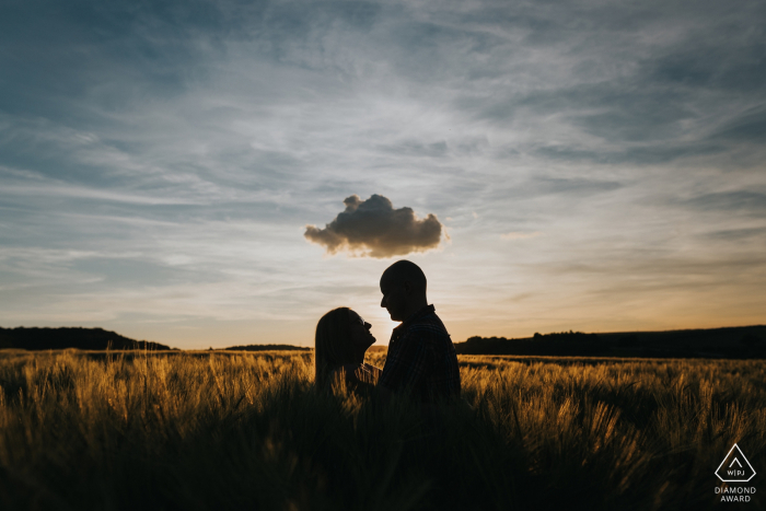 Couple Engagement Photo Session | Stuttgart field engagement shooting in a field 