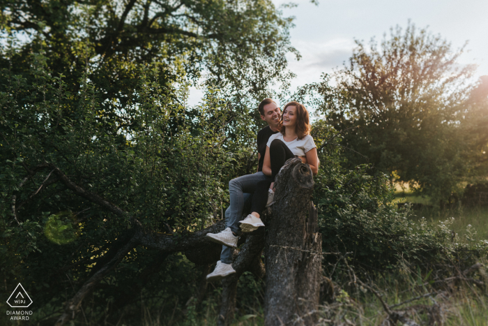 Engagement Photo Sessions | Dettenhausen Felder Verlobungsschießen in einem Feld auf einem alten Baum