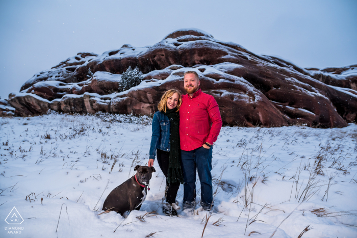 Sesión de fotos de compromiso en Ken Caryl, CO - Dos bellezas comprometidas y su perro posan durante una tormenta de nieve