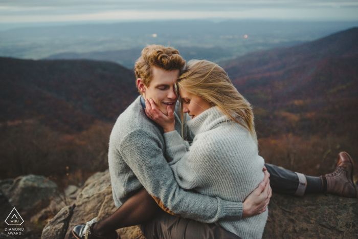 Sessão de fotos de noivado | Foto romântica no Parque Nacional Shenandoah