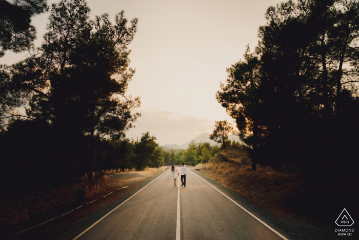 Séance de photographie de fiançailles à Chypre - Un homme et une femme marchant sur la route