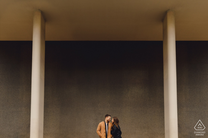 Séance photo de fiançailles de Southbank London - Un homme et une femme debout au centre du cadre