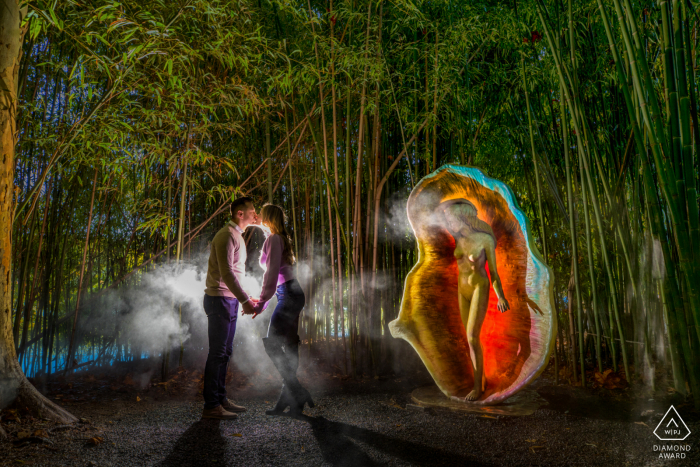 Séance de couple engagé | Motifs de sculpture dans le New Jersey - Un couple vole un baiser devant une statue de Vénus.