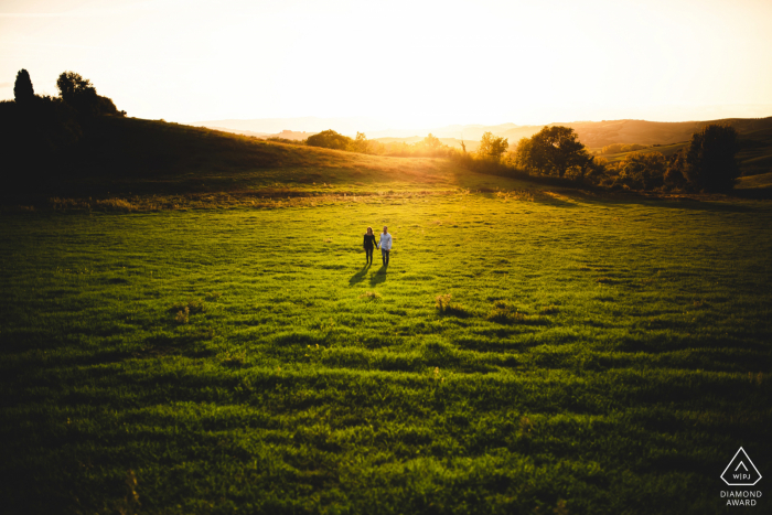 Sessione fotografica di fidanzamento di coppia | Campagna Toscana, Val d'Orcia - La luce della Toscana