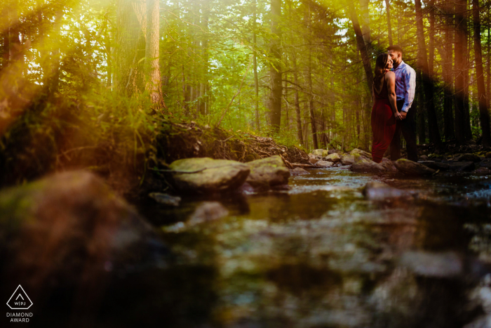 Séance photo de fiançailles à New Germantown, Pennsylvanie - Le couple et moi sommes allés à pied dans les bois près d'un ruisseau au coucher du soleil pour leurs fiançailles.