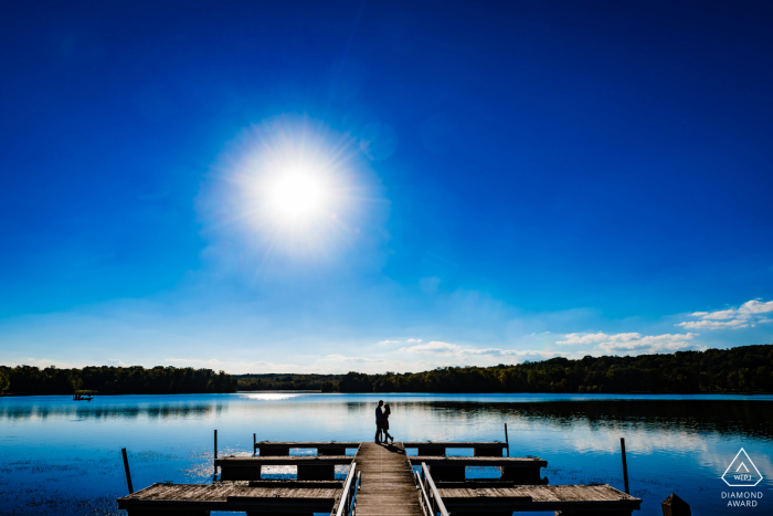 Sesja narzeczonych | Sylwetka pary nad jeziorem Gifford Pinchot State Park