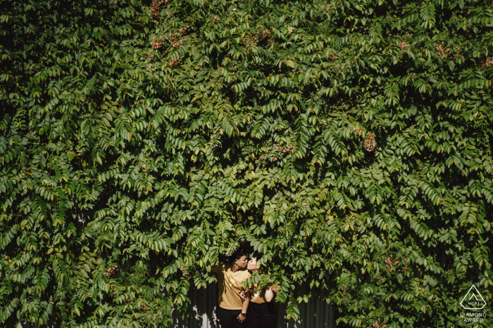 Verlobungsfoto aus Ho-Chi-Minh-Stadt, Vietnam – Im Grünen