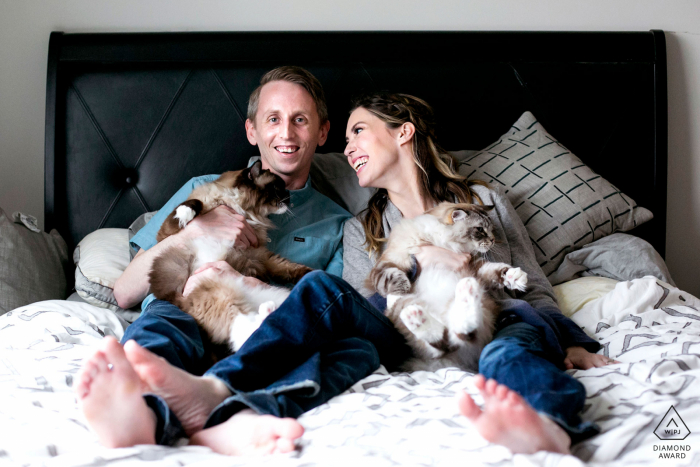 Verlobungsfotosession aus Chicago, Illinois – Paar zu Hause im Bett mit Katzen