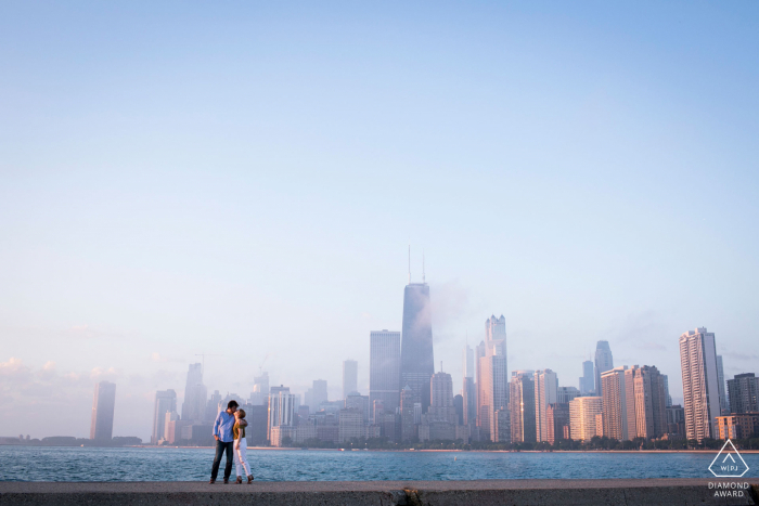 Paar-Verlobungsfotosession | Chicagoer Paar bei Sonnenaufgang am North Avenue Beach