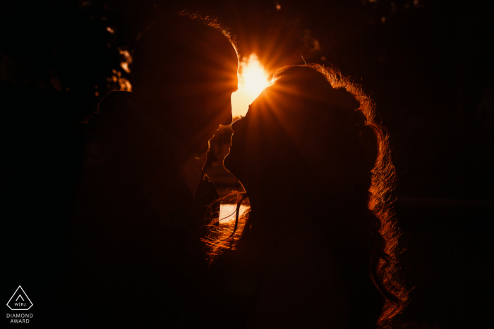 Séances d'engagement | Rome - Italie - villa borghese - un baiser avec un beau coucher de soleil derrière les amoureux de Rome