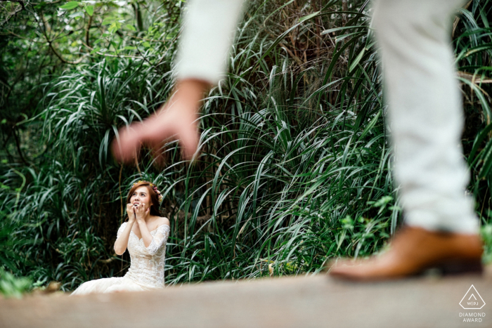 PRE-WEDDING portrait of a fun couple playing in the lush green garden Engaged Couple Session | Taiwan, Hualien PRE-WEDDING portrait