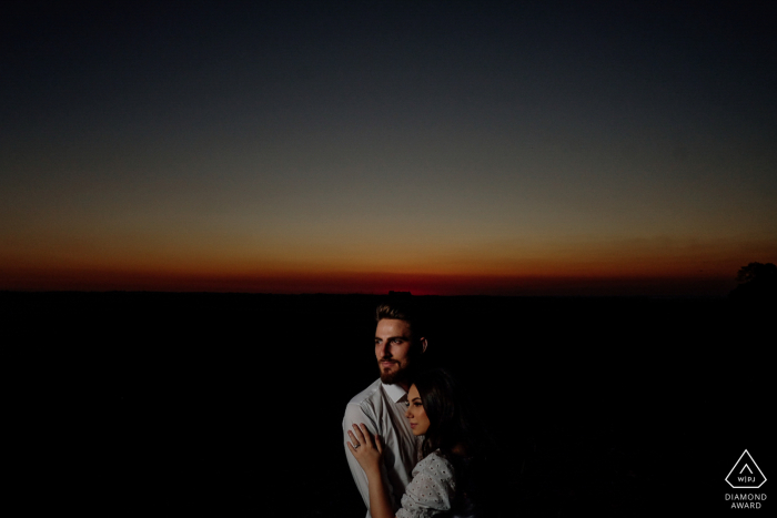 Engagement Photo Sessions of the night Illuminates Engagement Photo Sessions | Matelandia, Paraná, Brazil - Illuminates
