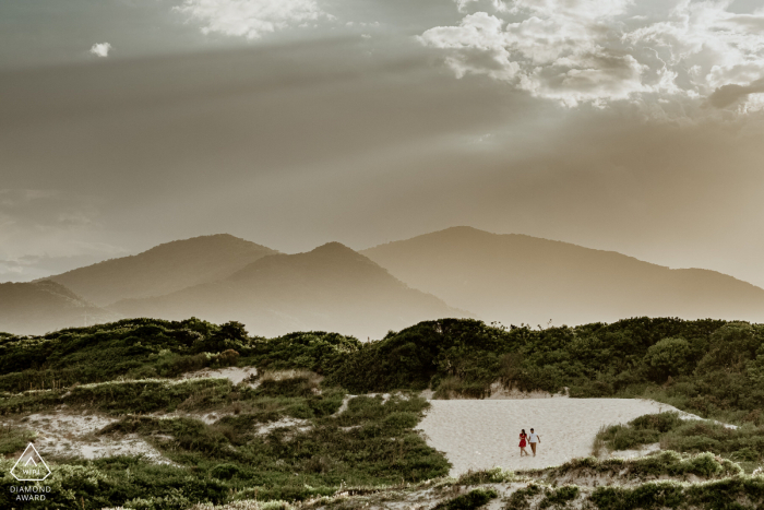 巴西南卡罗来纳州弗洛里亚诺波利斯的坎佩切海滩（Campeche Beach）婚礼前画像-视线不透