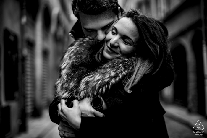 a Lyon love session in black and white for portraits Engagement Photo Sessions | Lyon love session dans le vieux Lyon