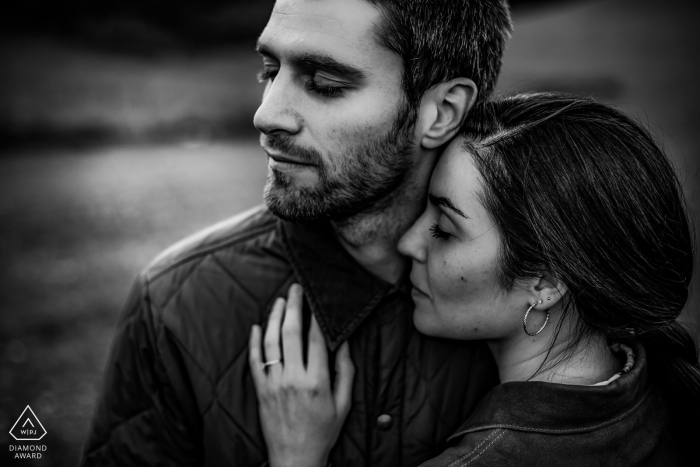 Fotografía de parejas comprometidas | Retratos de amor de Lyon en blanco y negro