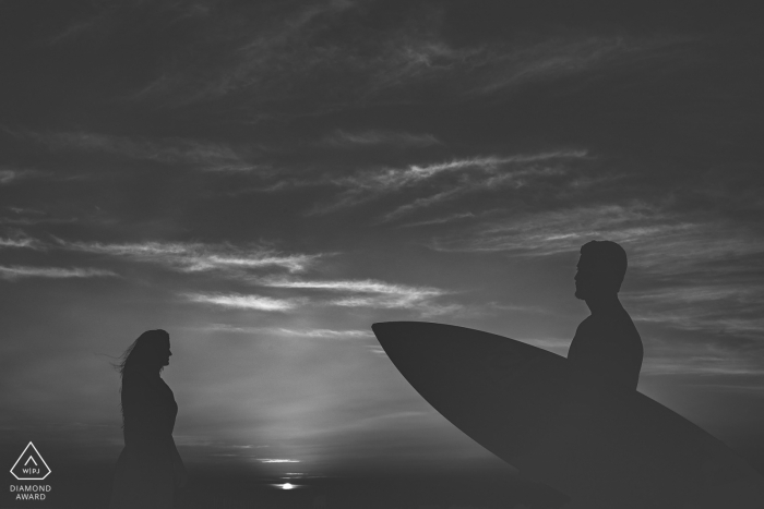 Linhares, Espírito Santo, Brasil, sessão pré-casamento com uma prancha de surf