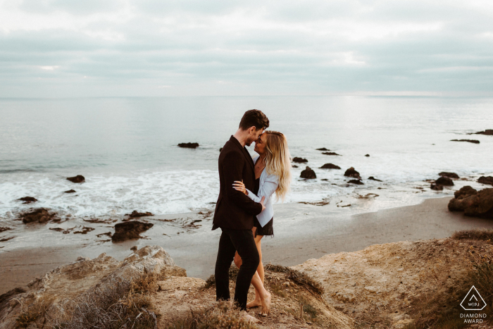 Foto de noivado em Leo Carrillo State Beach - Admirando a vista incrível