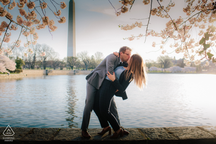 Engagement Picture Session da Washington DC - Una coppia che si gode del tempo insieme durante il Cherry Blossom presso il bacino di marea.