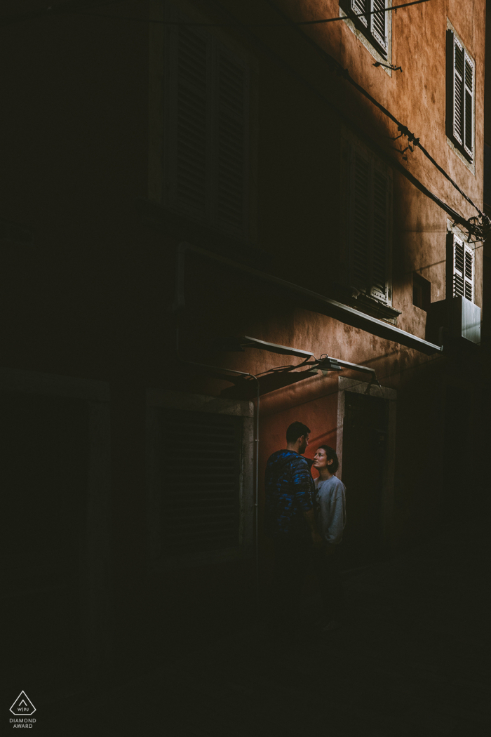 Foto de compromiso de Budapest / Hungría Budapest Hilton Hotel - Pareja de pie en la calle con buena luz