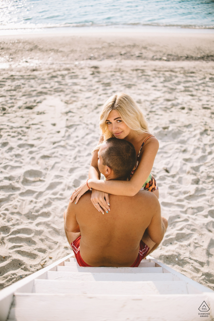 Sesión de fotos de compromiso de Chalkidiki, Grecia - Una pareja abrazándose junto al mar