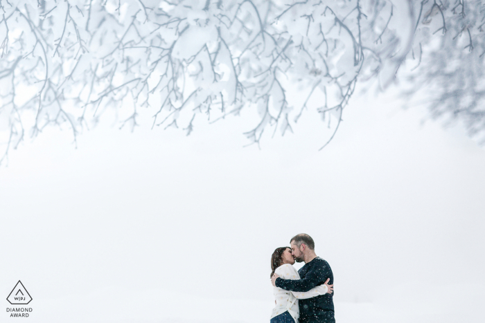 Sessão de fotografia de noivado nas montanhas da França - casal se beijando nas montanhas