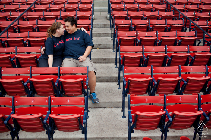 Sesja zdjęciowa zaręczynowa w Fenway Park, Boston MA - Para siedzi w trybunach