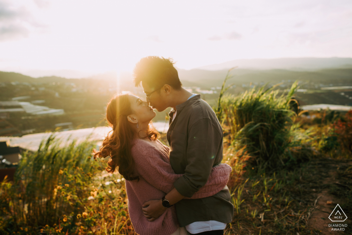 Photographie de fiançailles | Da Lat, Vietnam Sun Kissing Couple