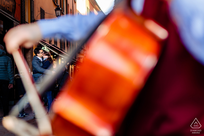 Paar Engagement Foto Session mit Liebe und Musik Paar Engagement Foto Session | Bologna, Italien - Liebe und Musik