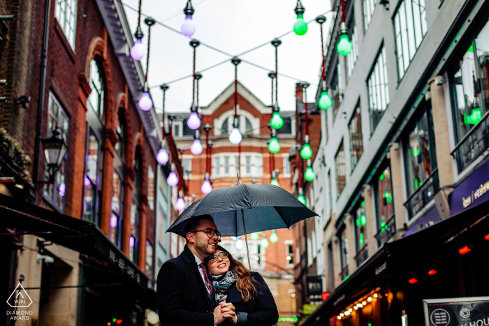 Sessioni fotografiche di fidanzamento | Londra, Regno Unito - Le splendide luci di Carnaby St.