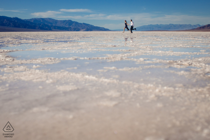 Séance photo d'engagement | S'amuser dans le bassin de Badwater, Death Valley